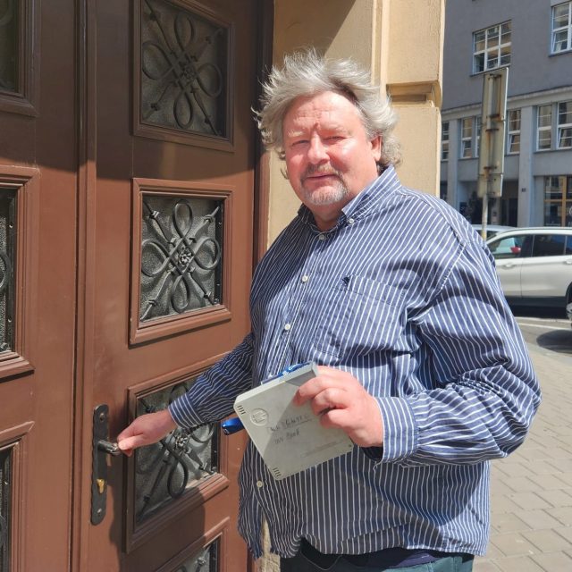 Oldřich Šuleř s magnetofonovým páskem vchází do rozhlasu | foto: Dagmar Misařová,  Český rozhlas