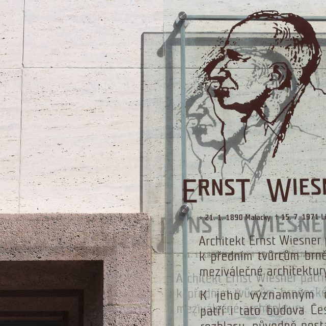 Ernst Wiesner,  pamětní deska architekta | foto: Ludmila Opltová,  Český rozhlas