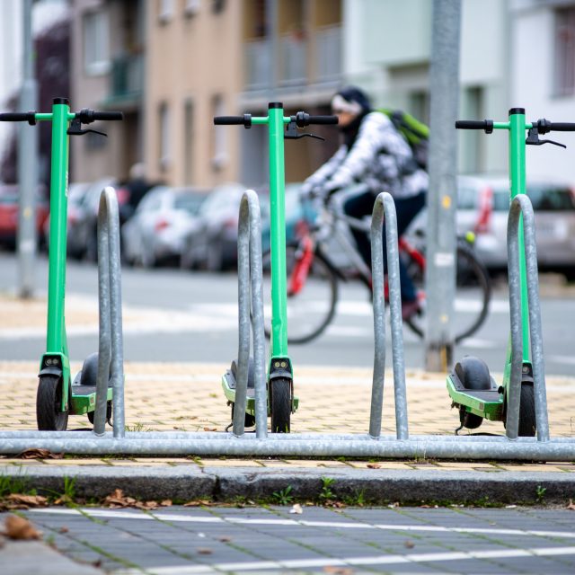Sdílené elektrokoloběžky mají například v Pardubicích | foto: Jan Ptáček,  Český rozhlas