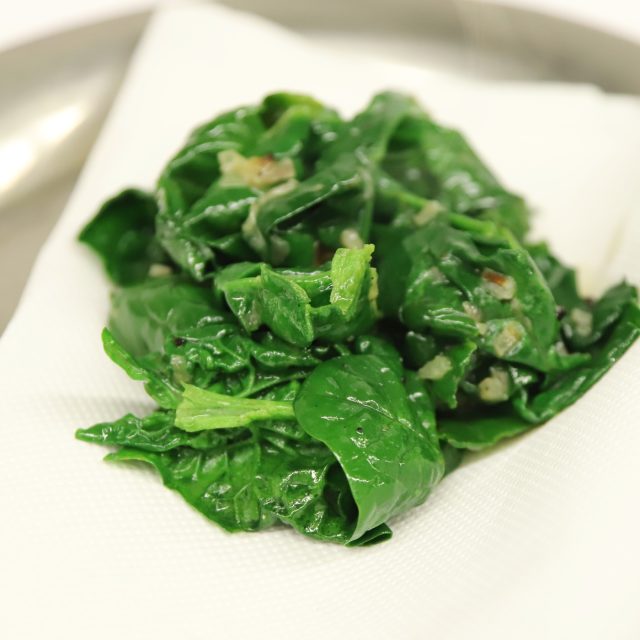 Špenát jen krátce podusíme,  aby neztratil barvu | foto: Jana Myslivečková,  Český rozhlas