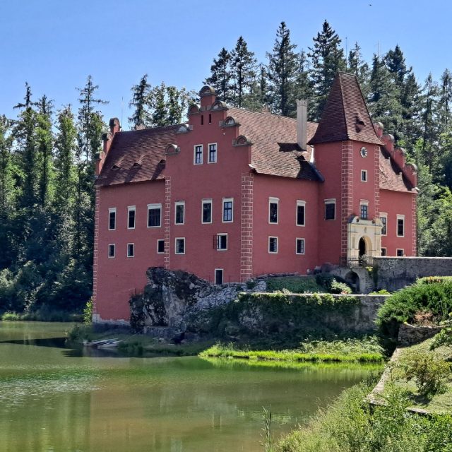 Červená Lhota je pohádkovým zámkem uprostřed vodní hladiny | foto: Filip Černý,  Český rozhlas