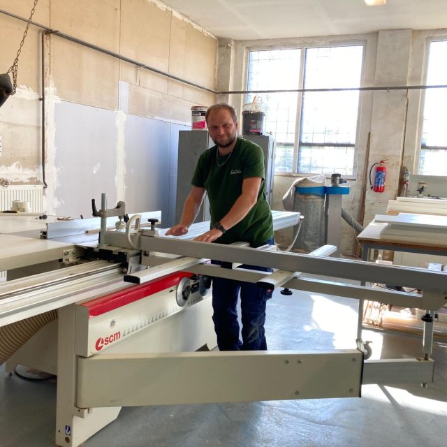 V nábytkářské společnosti Natureon v Krnově měsíc uklízeli,  teď týden zase vyrábí. Vybavení museli nakoupit znovu | foto: Marta Pilařová,  Český rozhlas