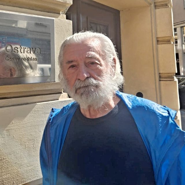 Vilém Obluk před ostravským rozhlasem,  kde se bude promítat film Vlny | foto: Dagmar Misařová,  Český rozhlas