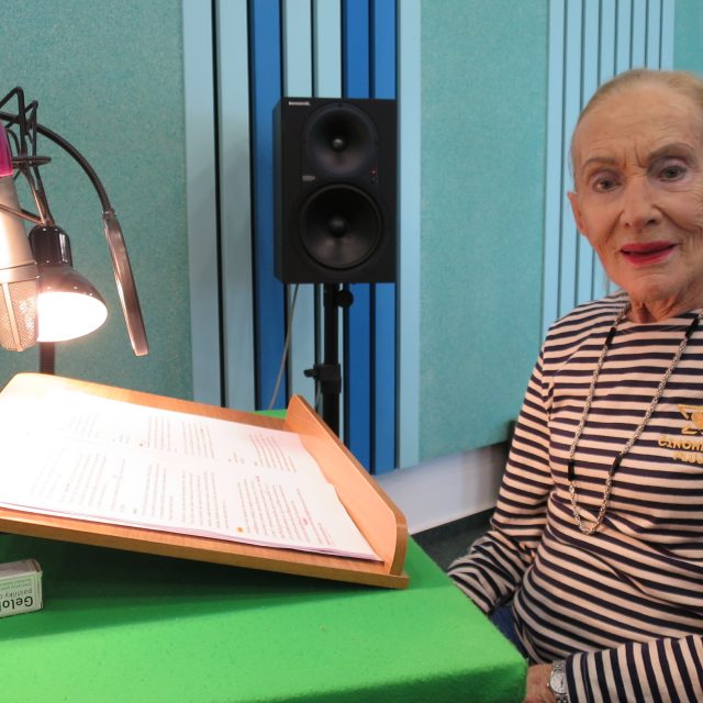 Soňa Červená natáčí v hradeckém rozhlasovém studiu četbu své knihy Stýskání zakázáno | foto: Milan Baják,  Český rozhlas