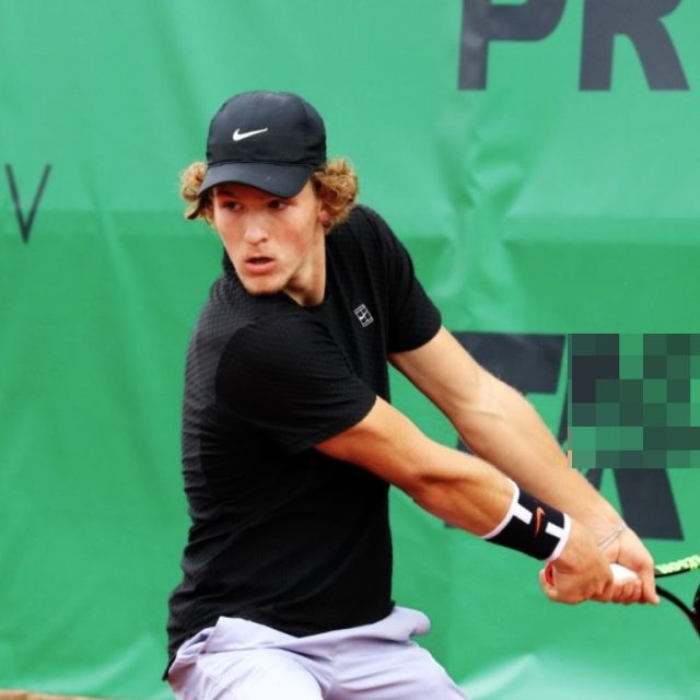 Daniel Siniakov se v pátek 13. srpna 2021 stal vítězem 94. ročníku tenisové Pardubické juniorky | foto: archiv Daniela Siniakova