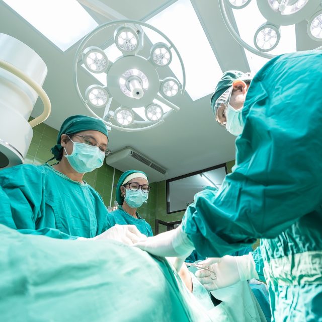 Chirurgové,  operace,  lékaři,  zdravotnictví,  operační sál | foto: Fotobanka Pixabay