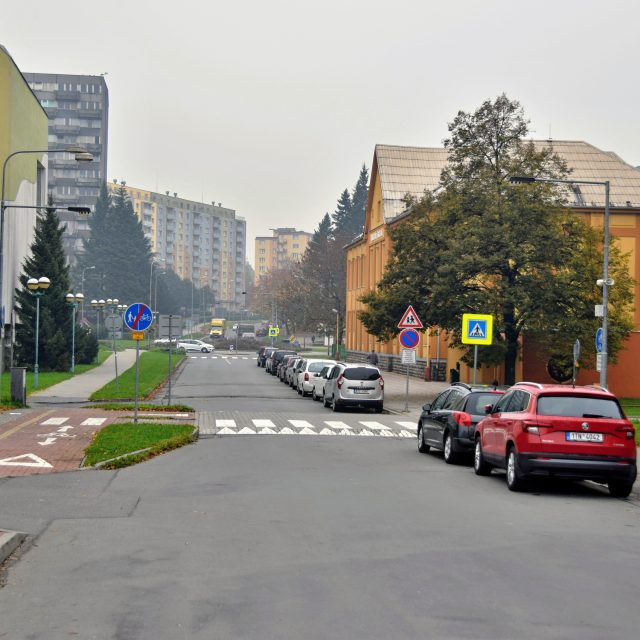 Ze starého centra Kopřivnice zůstala jen budova bývalé německé školy,  nyní ZŠ Milady Horákové  (vpravo) | foto: Michal Polášek
