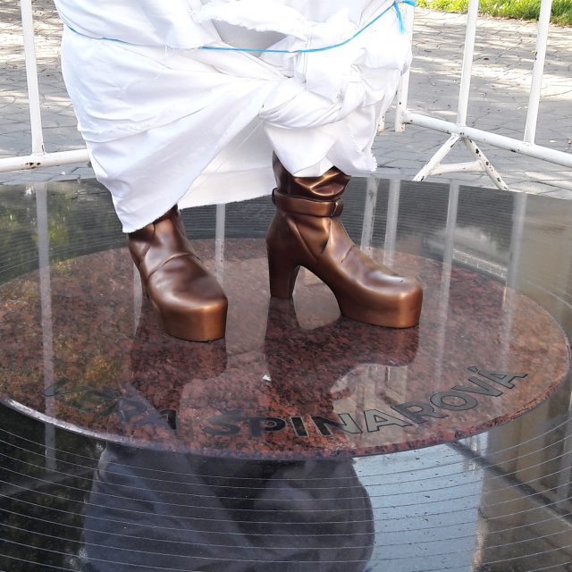 Socha Věry Špinarové stojí na žulovém podstavci,  který připomíná gramofonovou desku | foto: František Tichý,  Český rozhlas