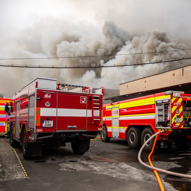 Hasiči u pátečního požáru haly s odpadem v Ostravě-Třebovicích | foto: HZS Moravskoslezského kraje