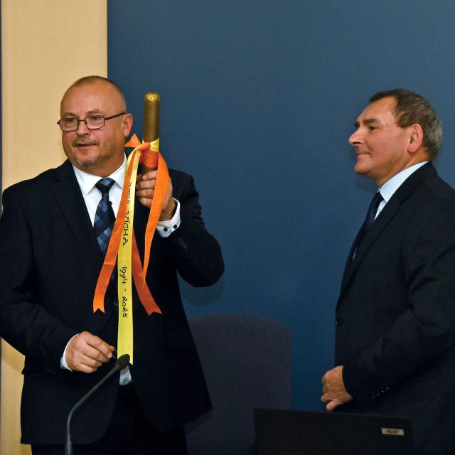 Petr Vícha na zastupitelstvu předává Lumíru Macurovi symbolický štafetový kolík | foto: Pavel Čempěl,  Město Bohumín