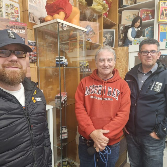 Jiří Kašpárek a Jiří Týn z Fesh Fesh Dakar teamu,  uprostřed šéf Muzea hraček Radek Čižmář | foto: Dagmar Misařová,  Český rozhlas