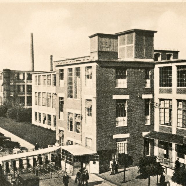 Starý Zlín,  hlavní vchod do Baťových závodů,  rok 1929 | foto: Profimedia