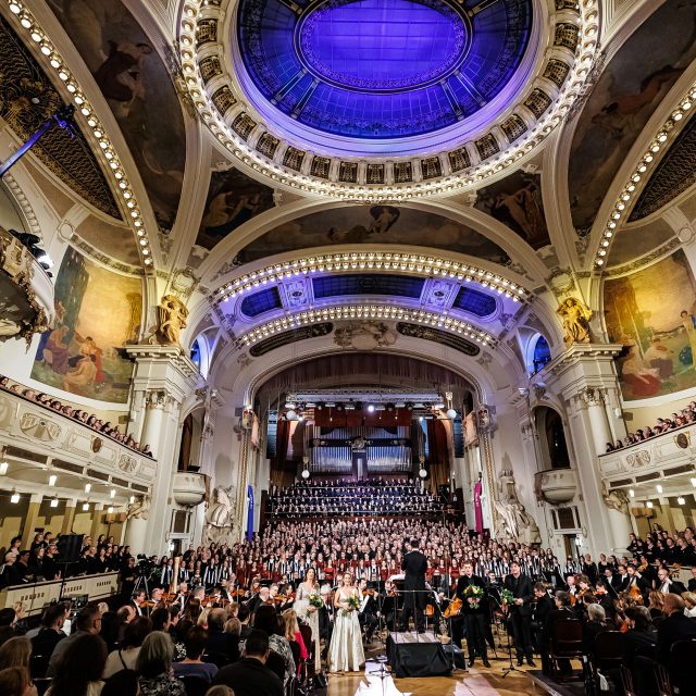 Tisíc hlasů adventu. Rok české hudby zakončilo čtyřicet amatérských sborů společně se sólisty a Symfonickým orchestrem Českého rozhlasu pod vedením Petra Popelky | foto: Michal Fanta
