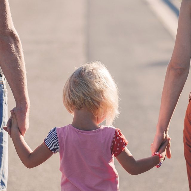 Podle výsledků PAQ Research nejhůře dopadá finanční situace na chudší rodiny s dětmi. | foto: Pixabay