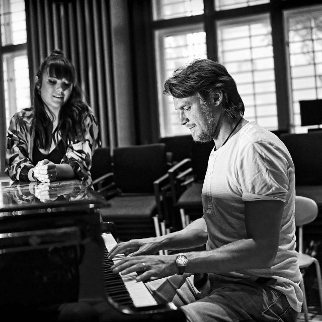 Ewa Farna a Vojtěch Dyk ve studiu Českého rozhlasu Brno při natáčení alba Folk Swings | foto: Tino Kratochvil