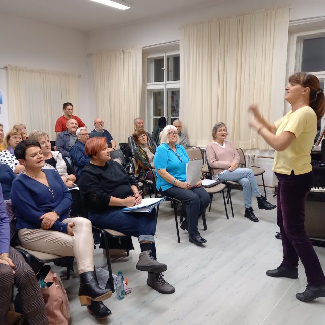 Sbor diriguje Mirka Halatová | foto: Petra Štrymplová,  Český rozhlas