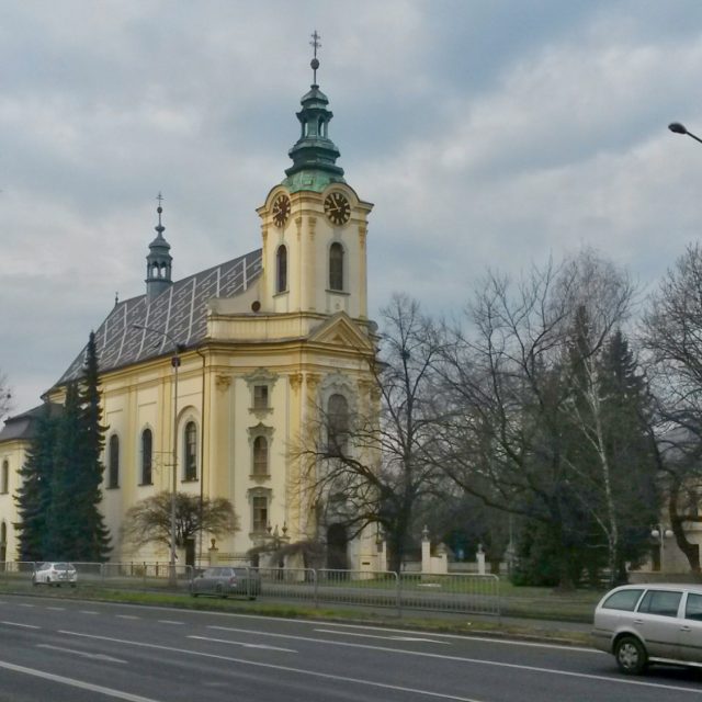 Rušná silnice 48 rozdělující Frýdek-Místek. Za výpadovkou kostel sv. Jana a Pavla,  který kdysi stával na samotě | foto: Romana Kubicová,  Český rozhlas