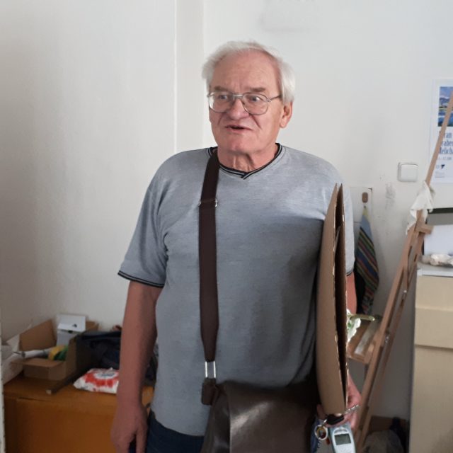 Kurz výtvarný technik vede pro ostravské seniory malíř a pedagog Josef Odráška | foto: Dagmar Misařová,  Český rozhlas