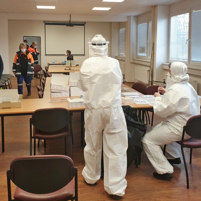 Povinné testování na koronavirus v ostravské huti Liberty | foto: Martin Knitl,  Český rozhlas