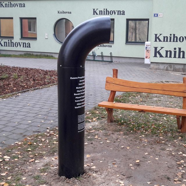 Ostravský Poeziomat stojí před budovou místní knihovny | foto: Naďa Čvančarová,  Český rozhlas,  Český rozhlas