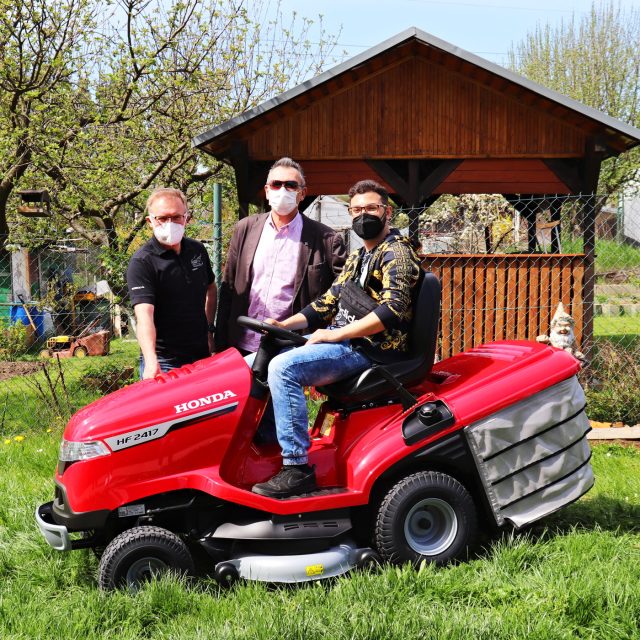 Zleva: Zdeněk Novák,  vedoucí zastoupení Honda ČR; Zdeněk Levý,  ředitel Českého rozhlasu Karlovy Vary a Plzeň; Jiří Cina,  výherce | foto: Eva Jandáková,  Český rozhlas