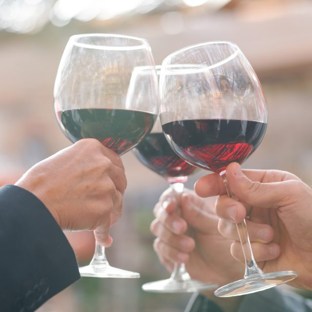 Přípitek se sklenkami vína | foto: Profimedia
