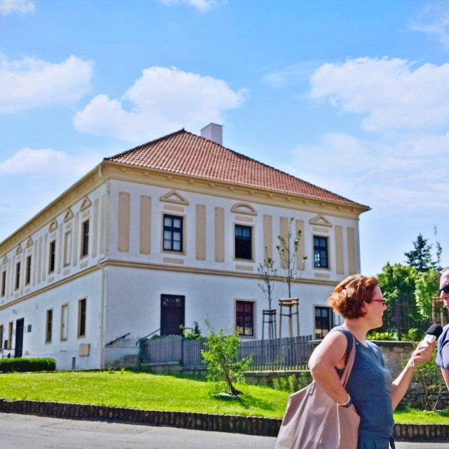 Historická budova obecního úřadu,  nejstarší v obci. Na snímku redaktorka Petra Štrymplová a osvětový pracovník Petr Horák | foto: Bronislav Novosad