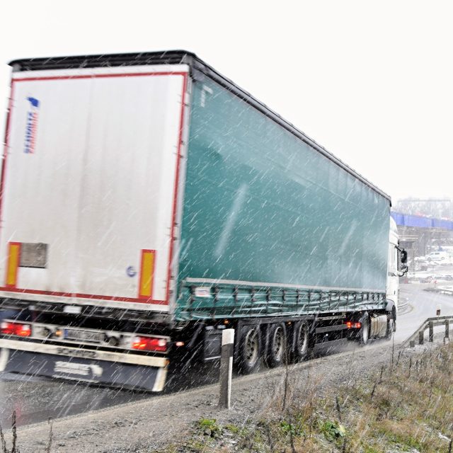 Tranzitní kamiony na úzkou a strmou silnici v zimě nepatří. Zákaz vjezdu aut nad 12 tun platí od 22. prosince,  těžké soupravy tudy přesto jezdí dál | foto: Michal Polášek