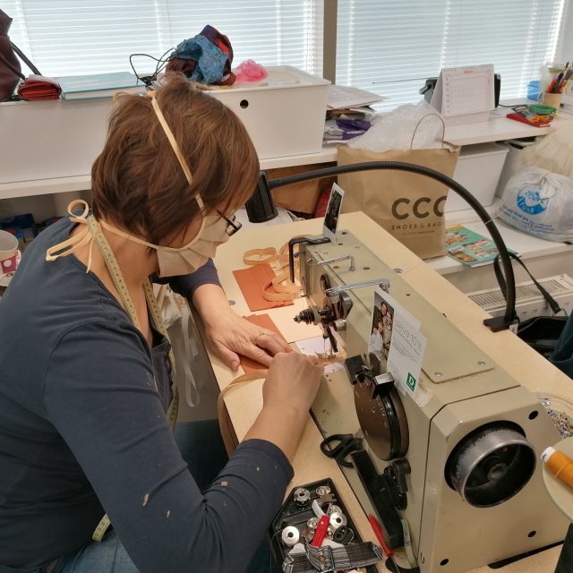 Švadleny NDM intenzivně pracují na výrobě provizorních roušek | foto: Národní divadlo moravskoslezské