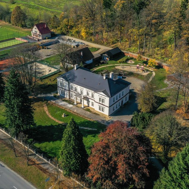 Zámek Hošťálková - letecký pohled | foto: Aleš Hochman