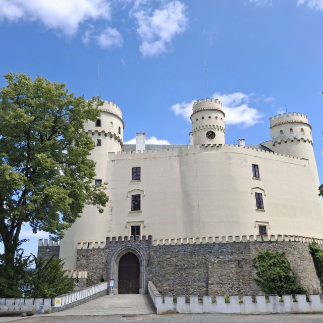 Zámek Orlík nad Vltavou působí trochu jako pevnost | foto: Zdeněk Zajíček,  Český rozhlas