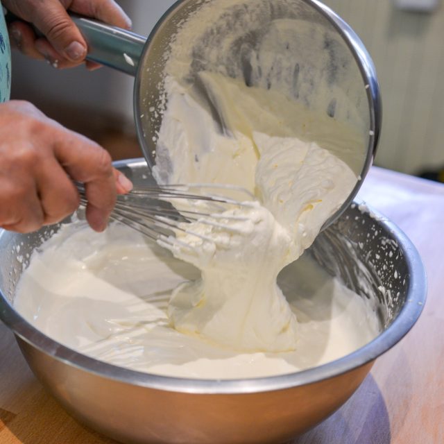 Na výrobu tvarohu vám bude stačit jogurt a šlehačka | foto: Martin Čuřík