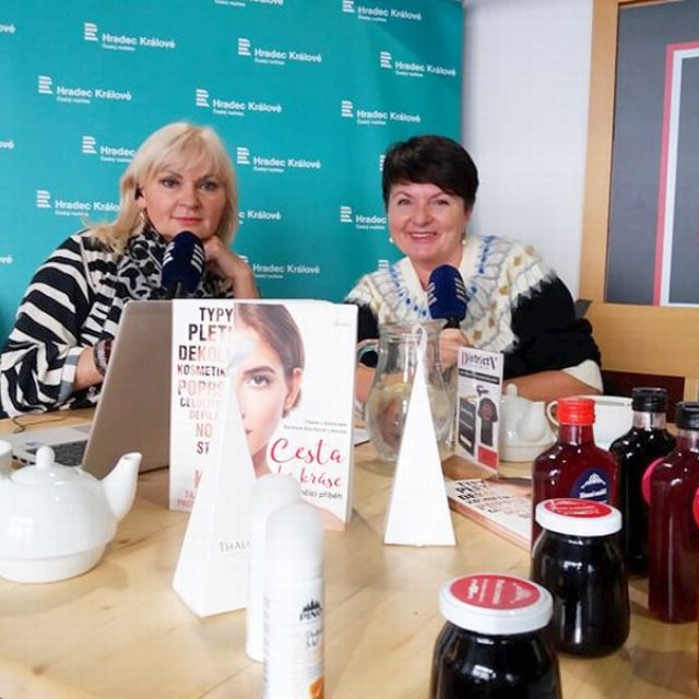 Lada Klokočníková a Vlasta Libotovská v rozhlasové kavárně | foto: Radka Šubrtová,  Český rozhlas