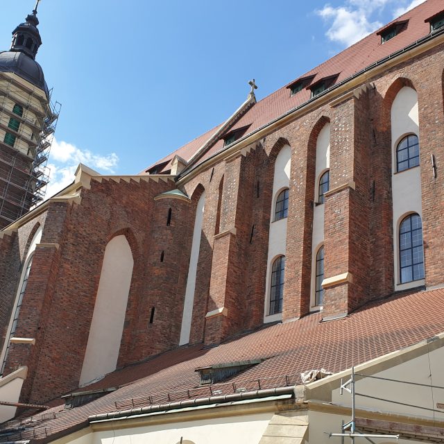 Dělníci už odstraňují lešení z gotické konkatedrály Nanebevzetí Panny Marie v Opavě | foto: Martin Knitl,  Český rozhlas