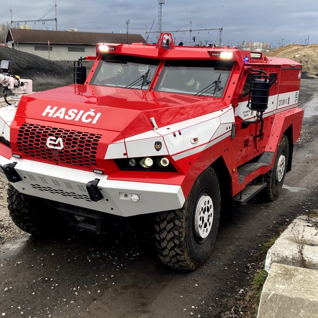 Hasičský Triton parkuje v Hlučíně,  ale bude zasahovat po celé zemi | foto: Ondřej Vaňura,  Český rozhlas,  Český rozhlas