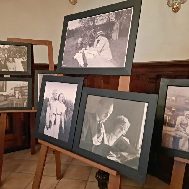 Snímky zachycují někdejší šlechtické majitele zámku | foto: Iva Havlíčková,  Český rozhlas