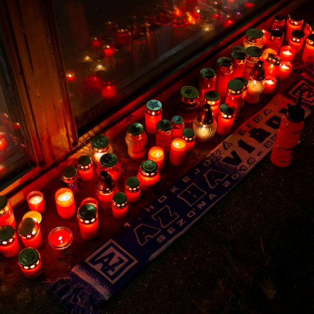 Pietní místo za zesnulého havířovského fanouška  | foto: Petr Sznapka,  ČTK