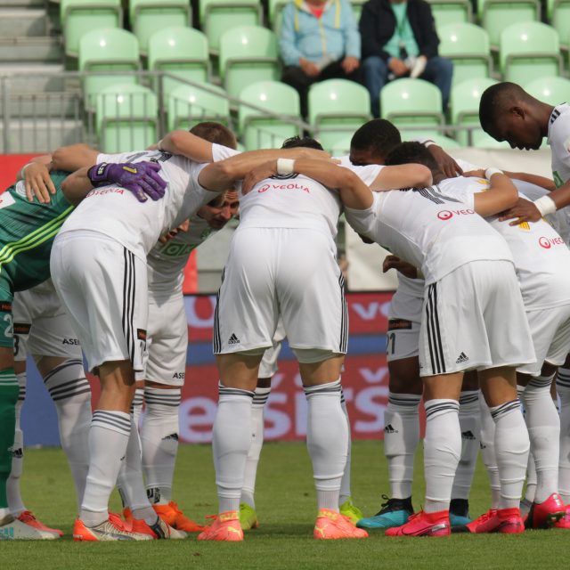 Fotbalisté Karviné před začátkem utkání české nejvyšší soutěže | foto: Petr Sznapka,  ČTK