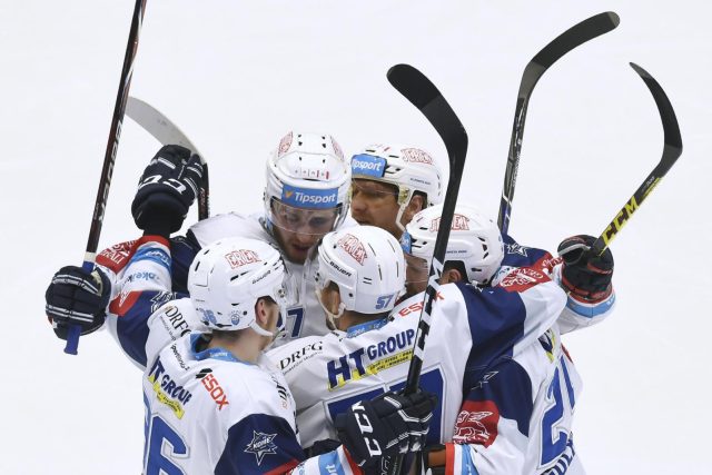 Hokejisté Komety se radují z všstřelené branky proti Třinci | foto: Jaroslav Ožana,  ČTK