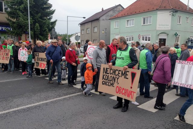 Několik desítek lidí blokovalo na protest proti husté dopravě přechod v Dolním Benešově | foto: Michal Polášek