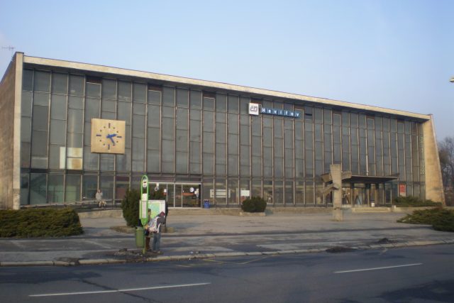 Budova vlakového nádraží v Havířově s plastikou Směrník v brutalistním stylu,  přemístěnou v roce 2014 | foto: Michal Klajban,  CC BY-SA 4.0