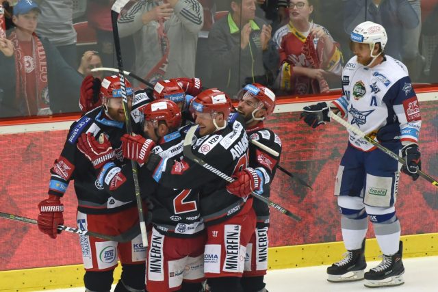 Třinečtí hokejisté se radují z branky proti brněnské Kometě | foto: Jaroslav Ožana,  ČTK