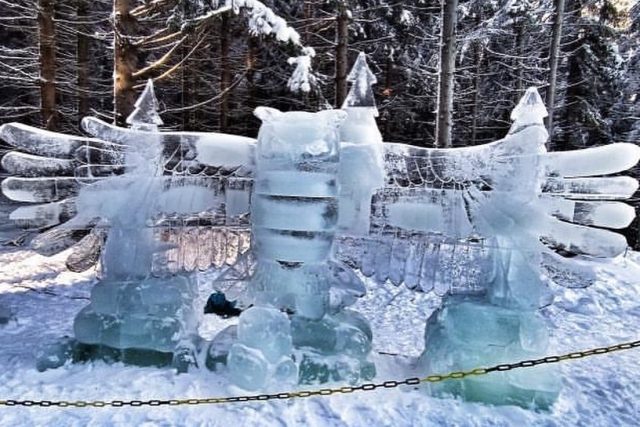 Sochy z desítek tun ledu zdobí Ski areál Kopřivná v Malé Morávce na Bruntálsku | foto: koprivna.cz