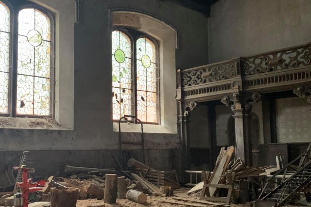 Unikátní jízdárna na zámku Hrádek u Nechanic je v havarijním stavu | foto: Jana Házová,  Český rozhlas