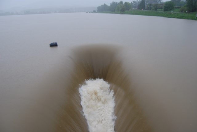 Vodní nádrž Olešná při záplavách v roce 2010 | foto:  Frýdek-Místek