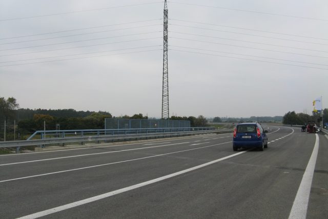 Posledních 400 metrů silnice bylo dokončeno,  první auta tudy projedou už dnes  (ilustr. foto) | foto: Pavel Pavlas