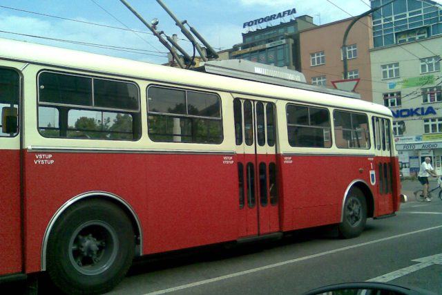 Historický trolejbus při projížďce Zlínem | foto: Andrea Kratinová