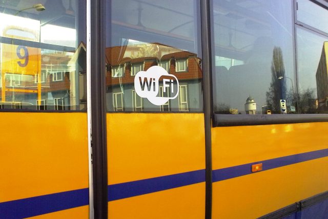 Na wi-fi upozorňuje nápis na dveřích autobusu | foto: Hana Ondryášová,  Český rozhlas