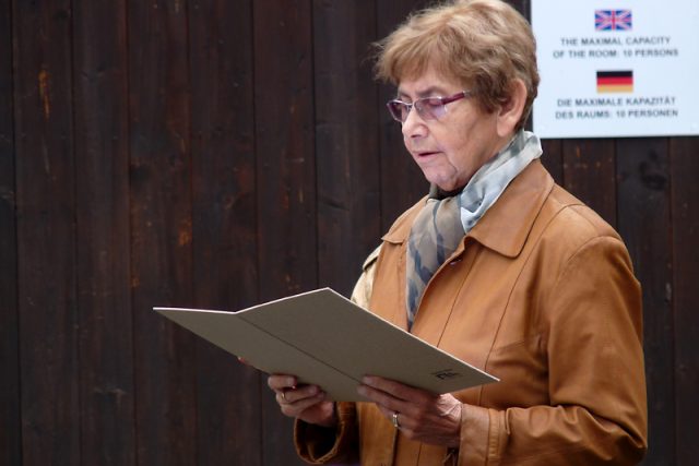 Archivní snímek přeživší šoa a spoluzakladatelky i dlouholeté předsedkyně Terezínské iniciativy Dagmar Lieblové,  jak čte jména při Jom ha-šoa | foto: Miroslav Zimmer