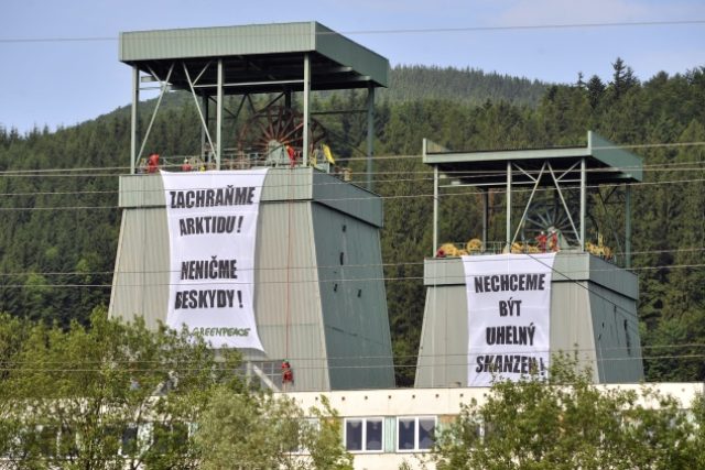 Bannery hnutí Greenpeace na těžních věžích ve Frenštátu pod Radhoštěm | foto: ČTK